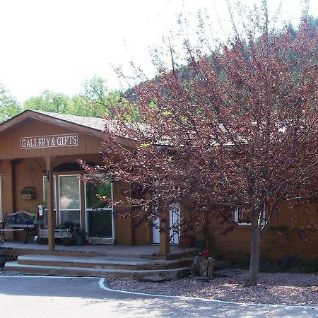 River Falls Lodging -Black Hills, South Dakota Hot Springs Room photo